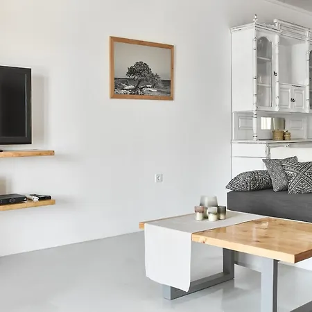 Maria Seaview Near *